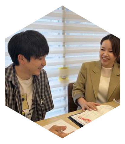 生徒と講師が笑顔で話している様子